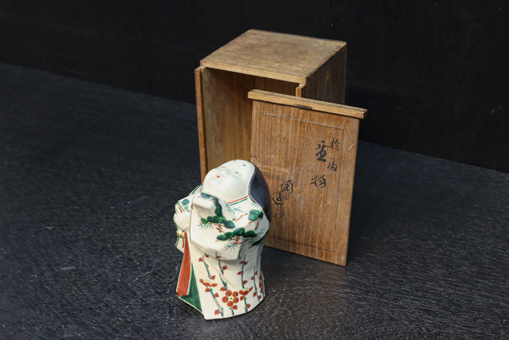 ふくよかなお顔立ちの縁起の良いお多福の置物(木箱付き)　DC8602