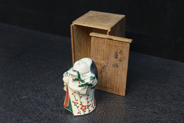 ふくよかなお顔立ちの縁起の良いお多福の置物(木箱付き)　DC8602