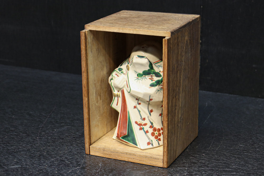 ふくよかなお顔立ちの縁起の良いお多福の置物(木箱付き)　DC8602