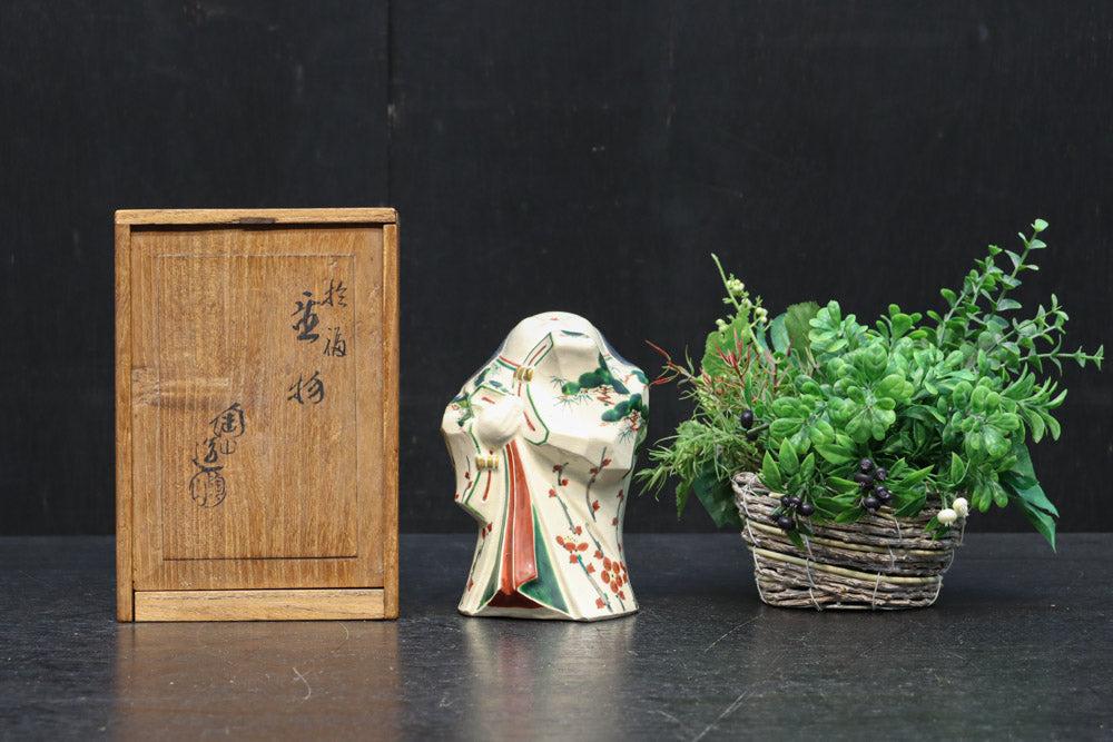 ふくよかなお顔立ちの縁起の良いお多福の置物(木箱付き)　DC8602