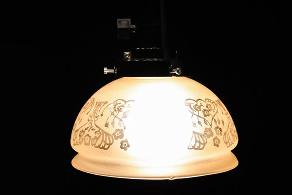 繊細な花柄透かし模様で上品な趣きの電笠　DC8605