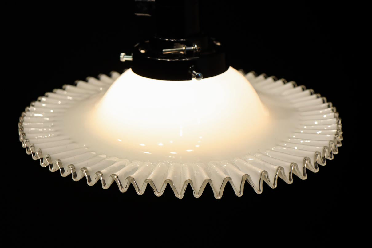 細やかに波打つ透明のフリル縁がレトロ感漂う電笠　DC8614