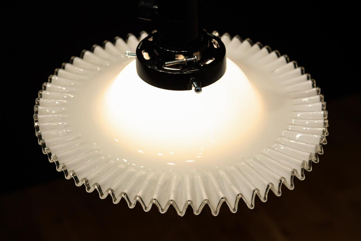 細やかに波打つ透明のフリル縁がレトロ感漂う電笠　DC8614