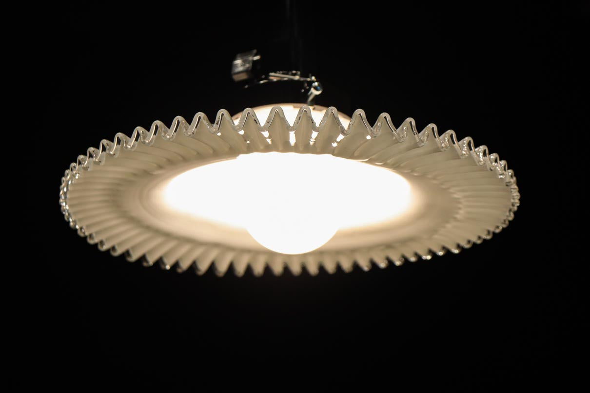 細やかに波打つ透明のフリル縁がレトロ感漂う電笠　DC8614