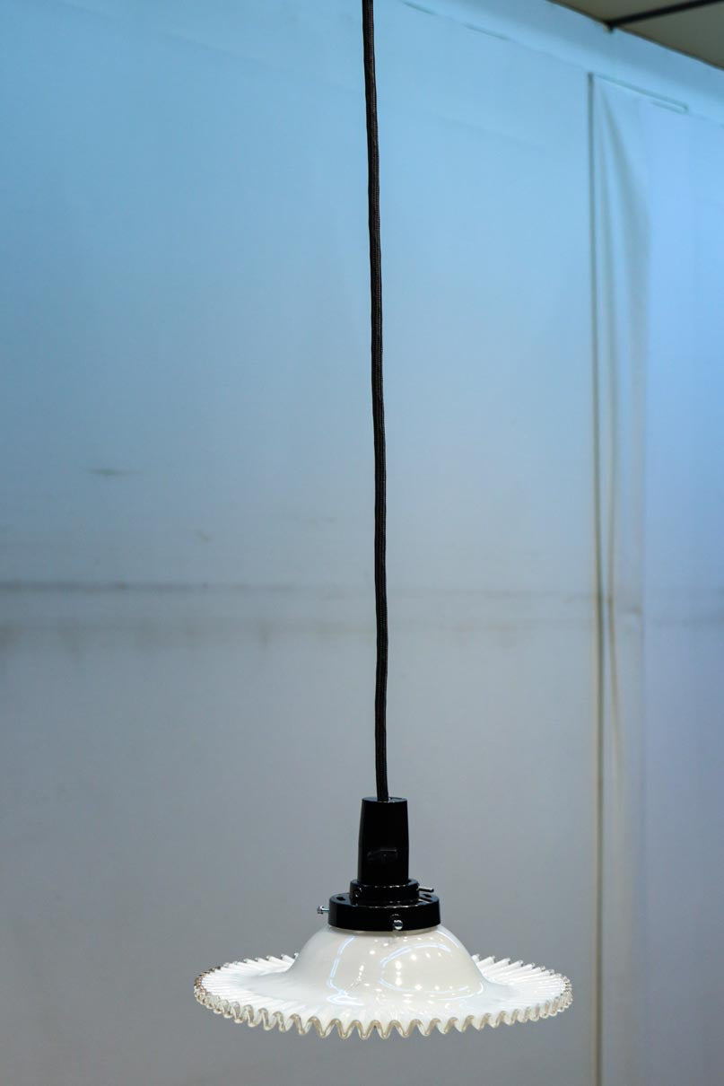 細やかに波打つ透明のフリル縁がレトロ感漂う電笠　DC8614