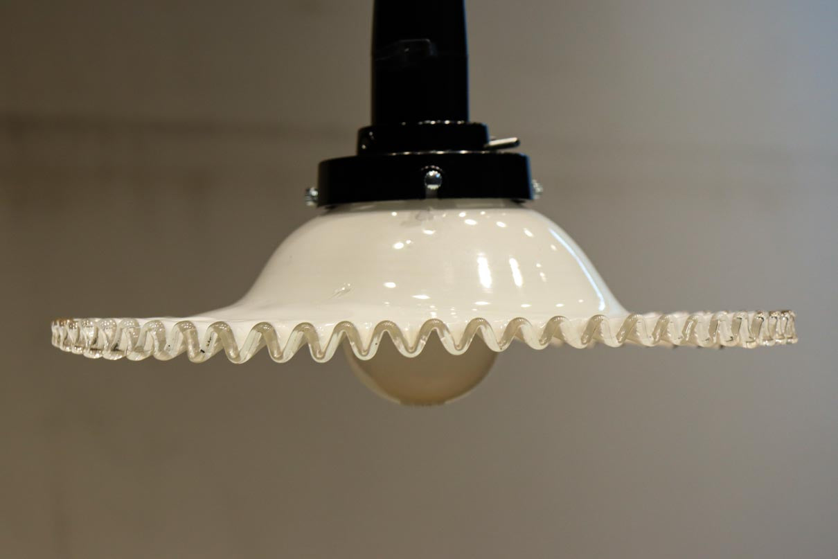 細やかに波打つ透明のフリル縁がレトロ感漂う電笠　DC8614