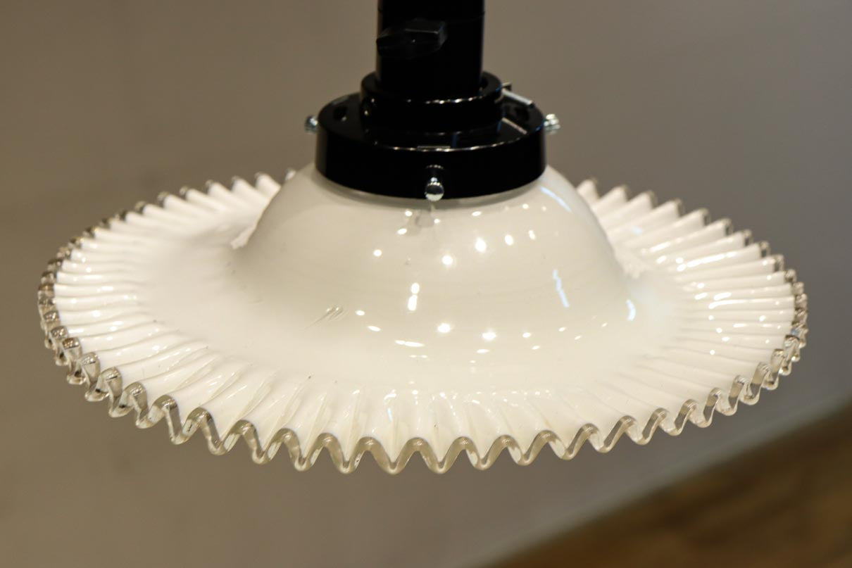 細やかに波打つ透明のフリル縁がレトロ感漂う電笠　DC8614