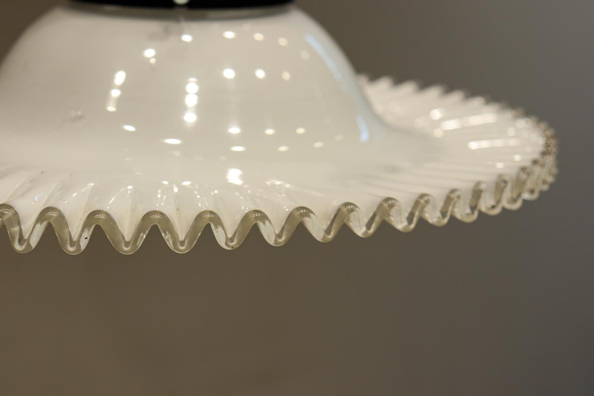 細やかに波打つ透明のフリル縁がレトロ感漂う電笠　DC8614