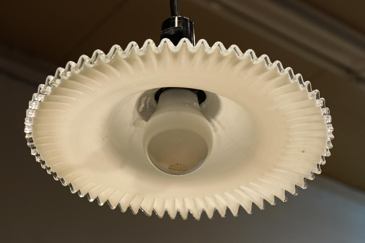 細やかに波打つ透明のフリル縁がレトロ感漂う電笠　DC8614