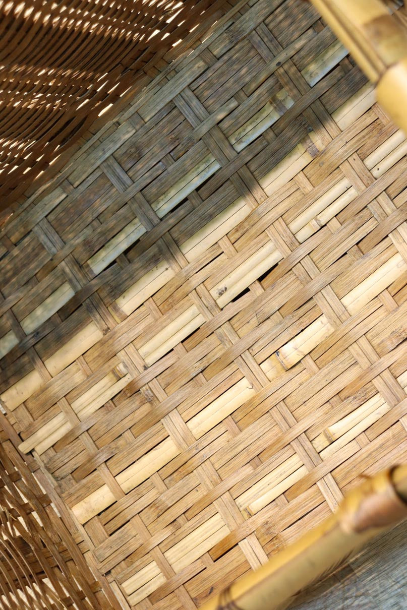 使い馴染んだ味わいある竹製角カゴ　DC8628