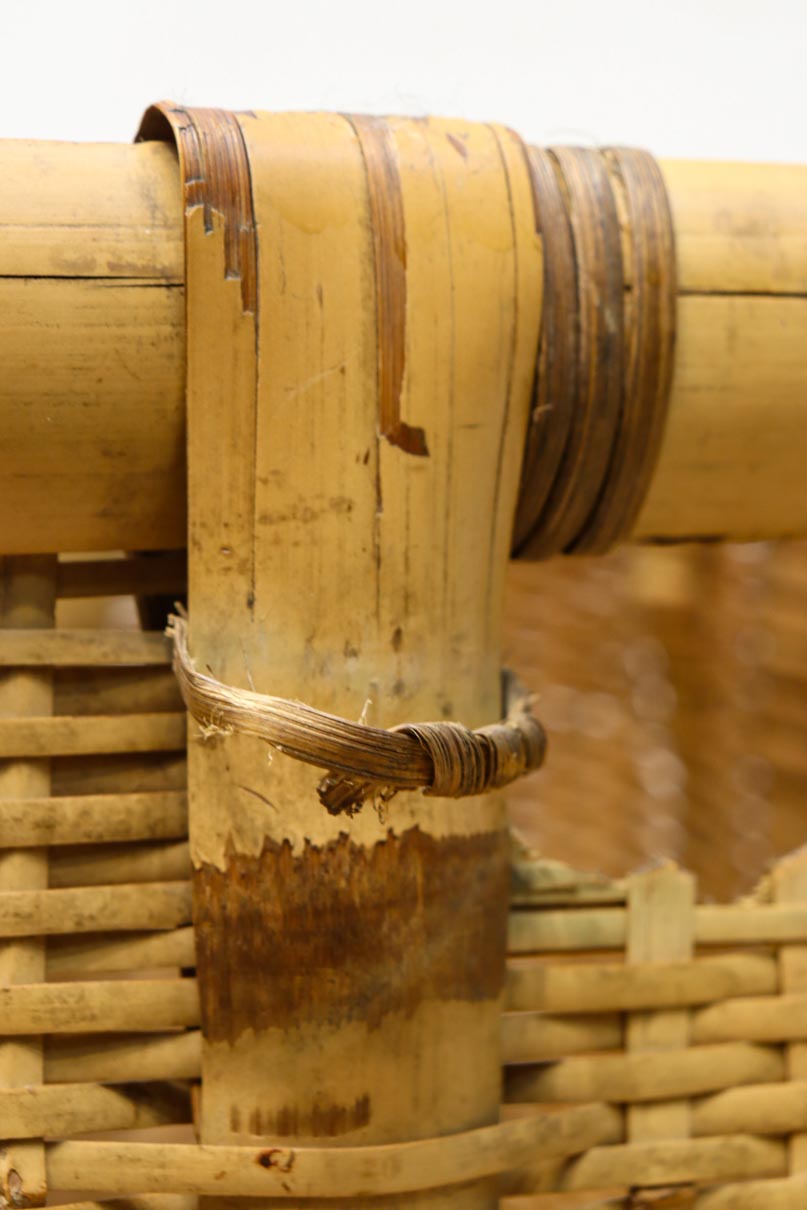 使い馴染んだ味わいある竹製角カゴ　DC8628