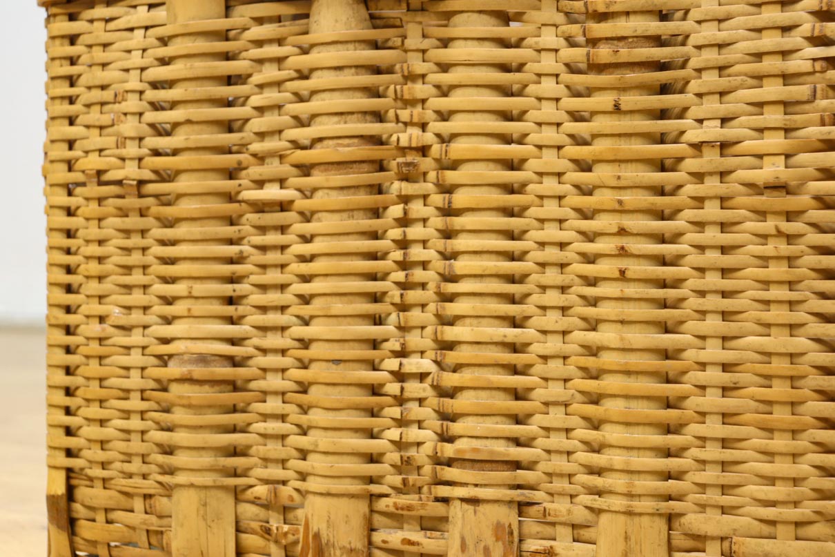 使い馴染んだ味わいある竹製角カゴ　DC8628