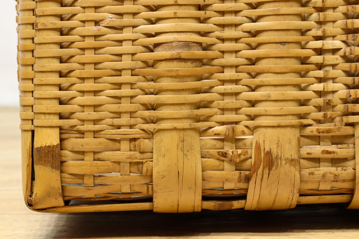 使い馴染んだ味わいある竹製角カゴ　DC8628