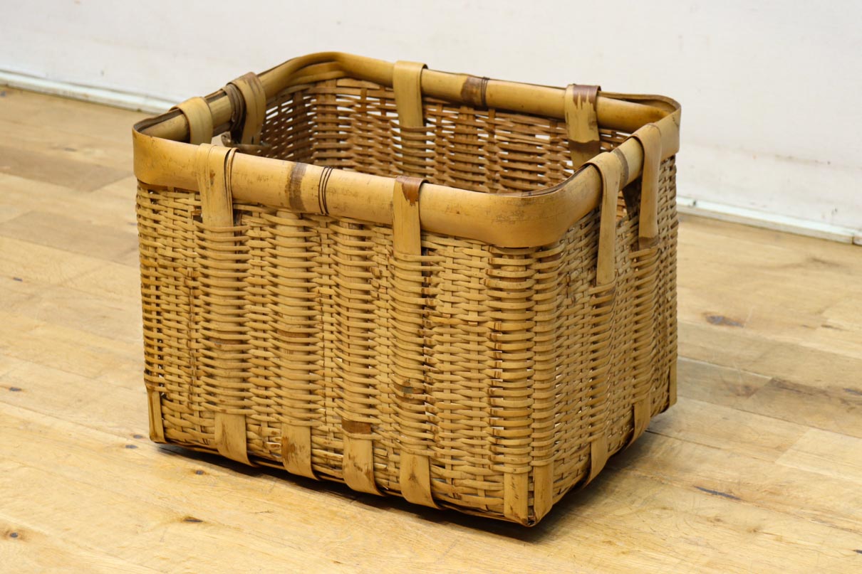 使い馴染んだ味わいある竹製角カゴ　DC8628