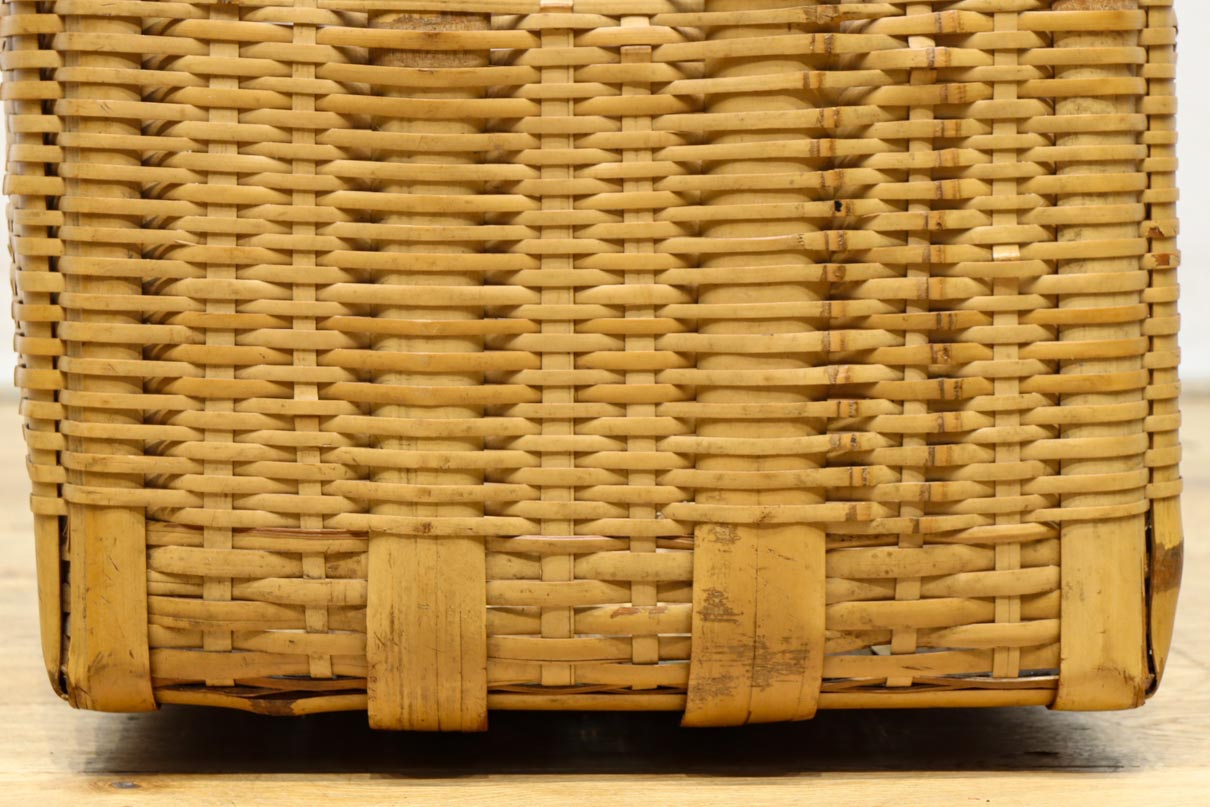 使い馴染んだ味わいある竹製角カゴ　DC8628