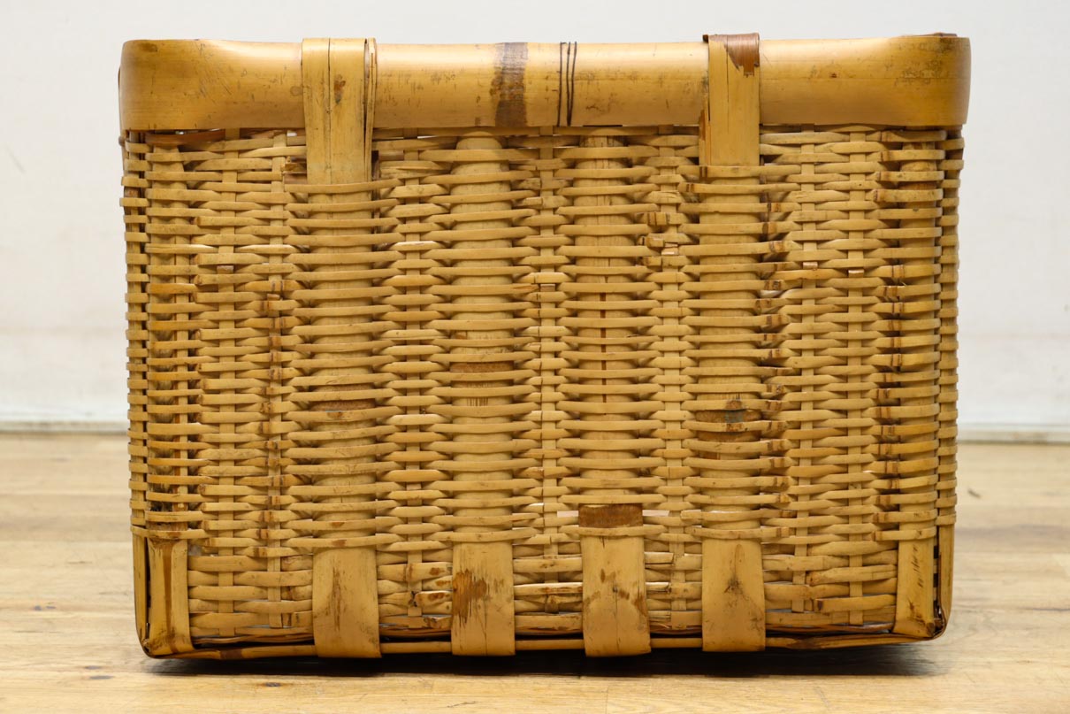 使い馴染んだ味わいある竹製角カゴ　DC8628