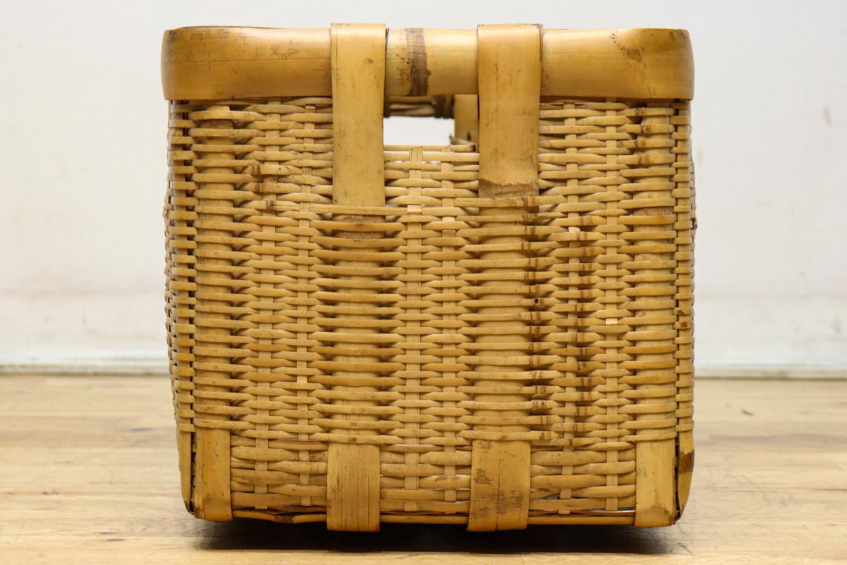 使い馴染んだ味わいある竹製角カゴ　DC8628