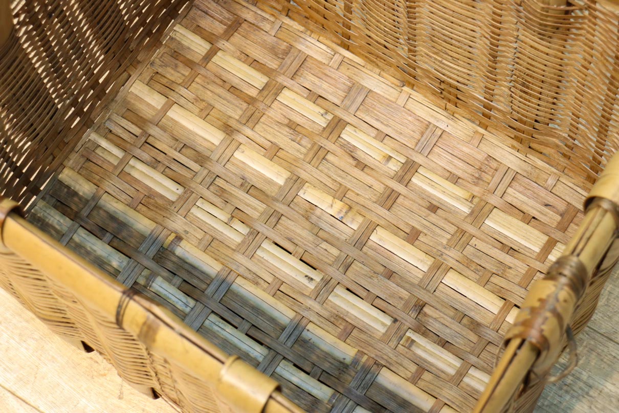 使い馴染んだ味わいある竹製角カゴ　DC8628