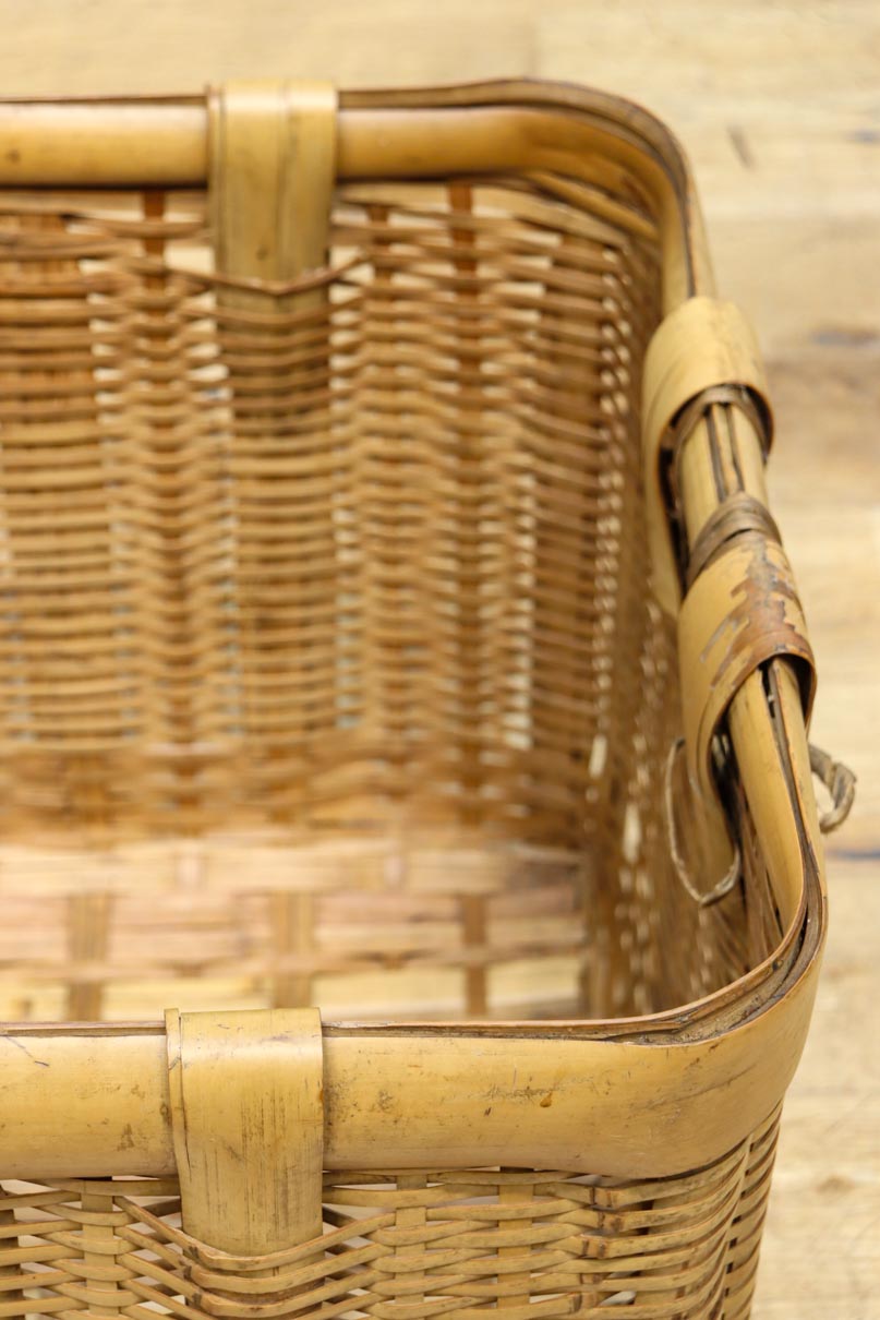 使い馴染んだ味わいある竹製角カゴ　DC8628