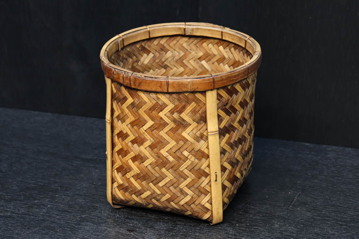 温かみある色彩に風情溢れる網代編みの丸カゴ　DC8629