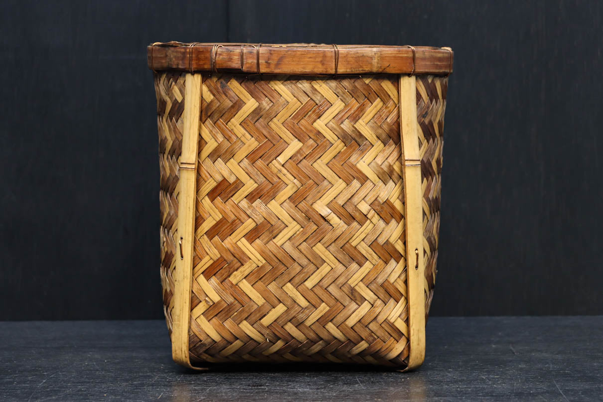 温かみある色彩に風情溢れる網代編みの丸カゴ　DC8629