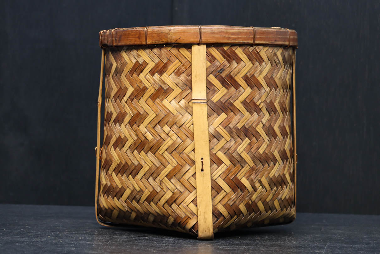 温かみある色彩に風情溢れる網代編みの丸カゴ　DC8629