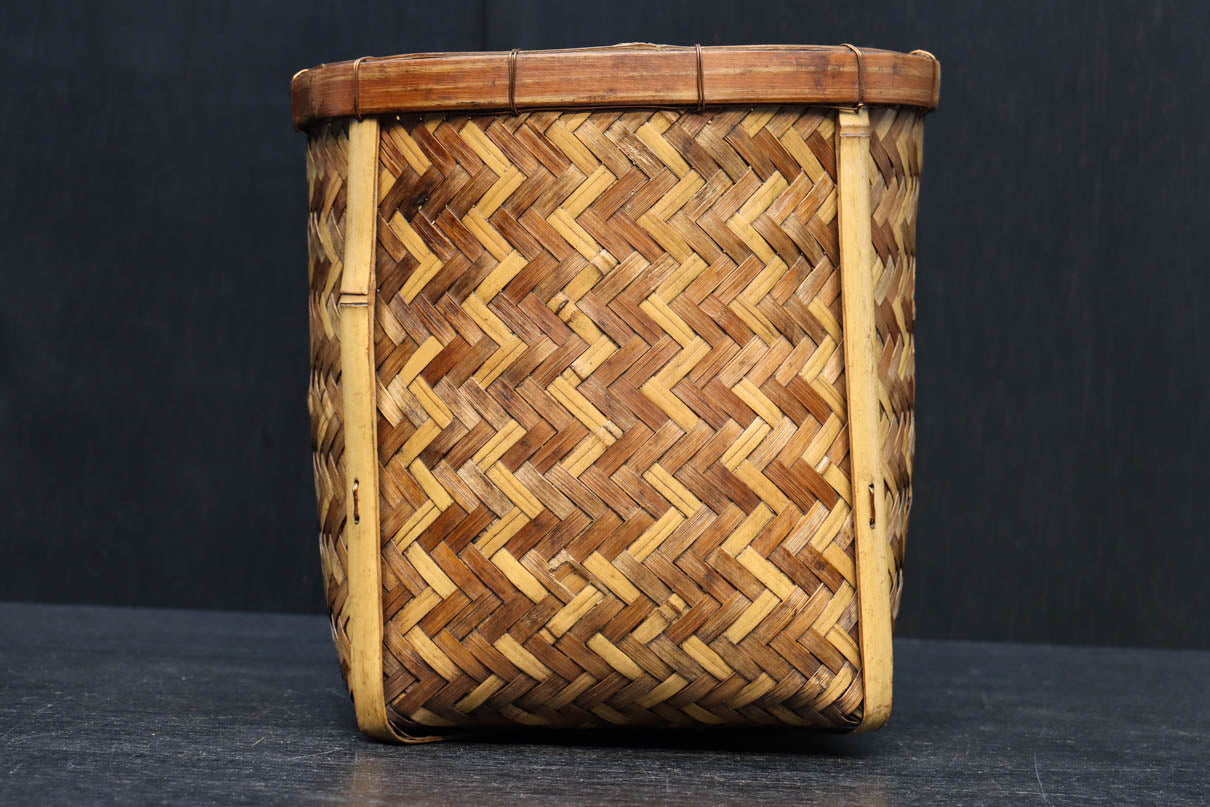 温かみある色彩に風情溢れる網代編みの丸カゴ　DC8629