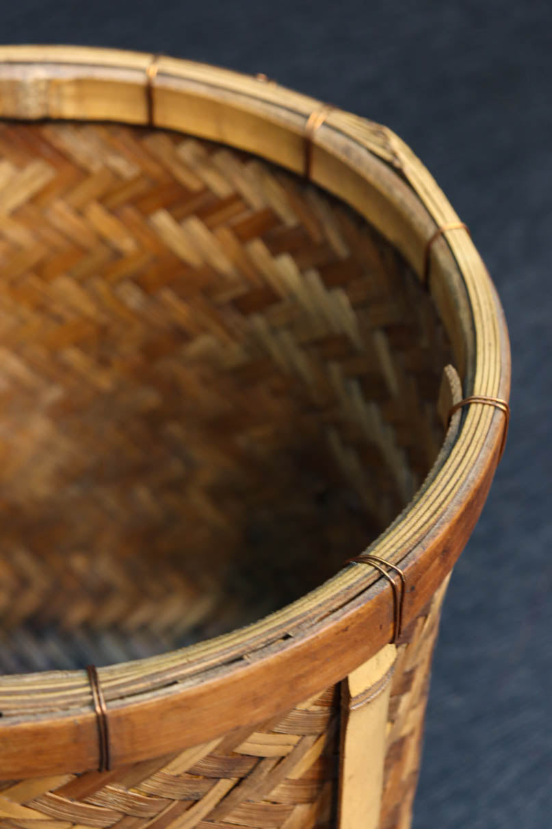 温かみある色彩に風情溢れる網代編みの丸カゴ　DC8629