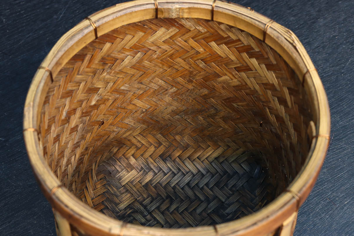 温かみある色彩に風情溢れる網代編みの丸カゴ　DC8629