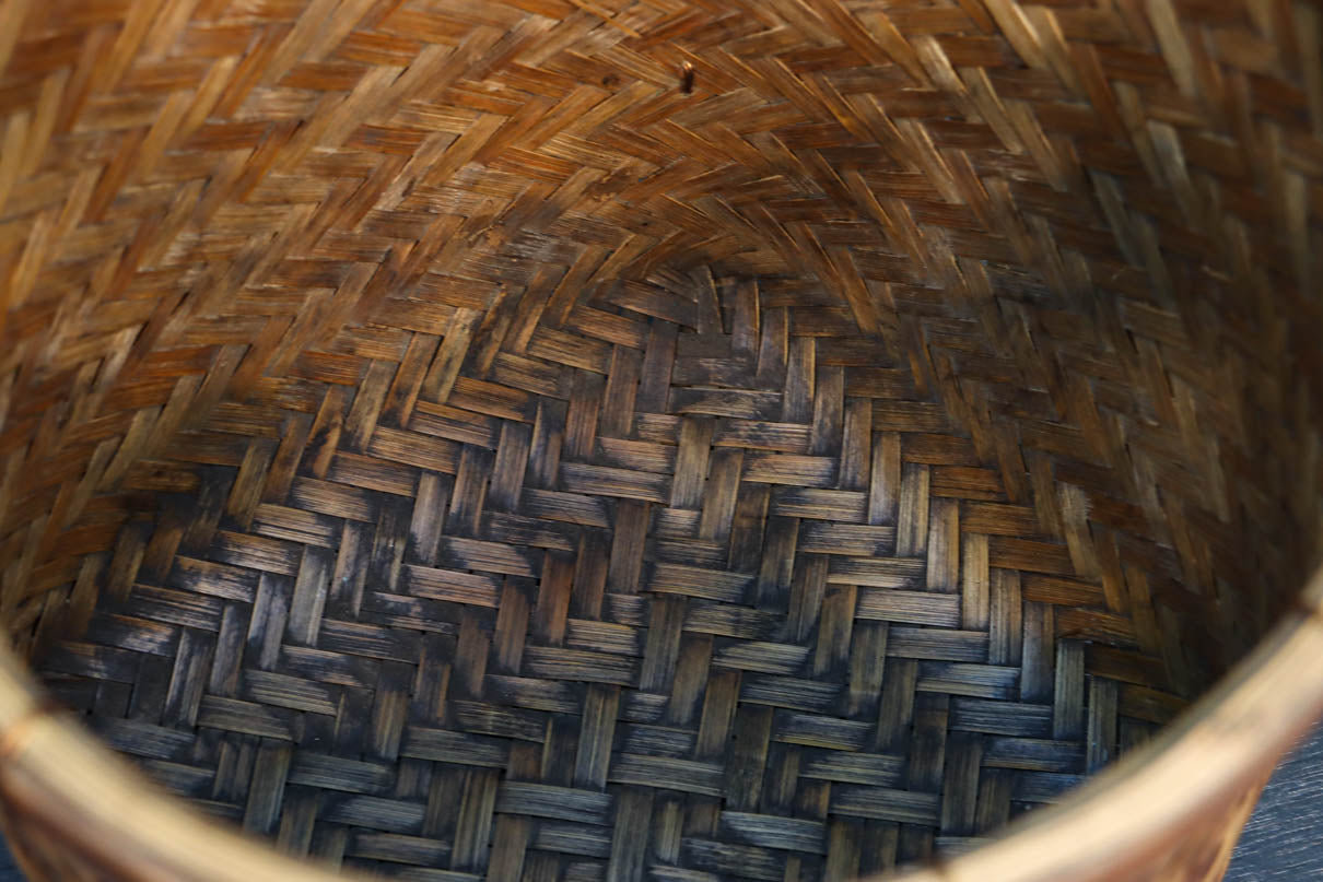 温かみある色彩に風情溢れる網代編みの丸カゴ　DC8629