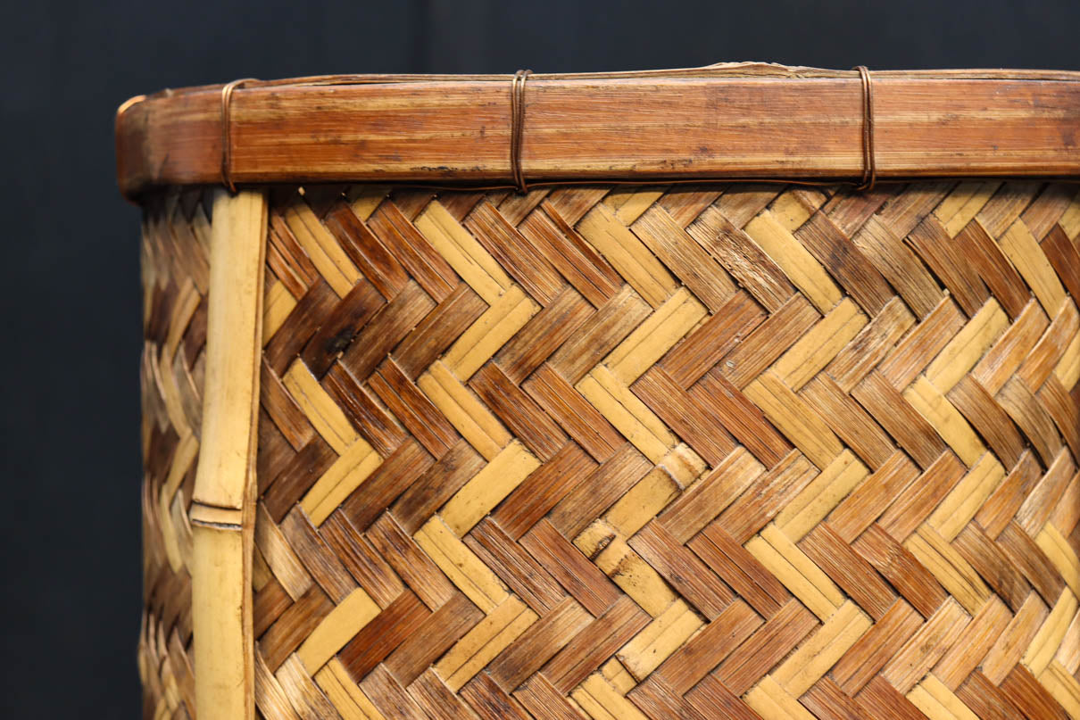 温かみある色彩に風情溢れる網代編みの丸カゴ　DC8629