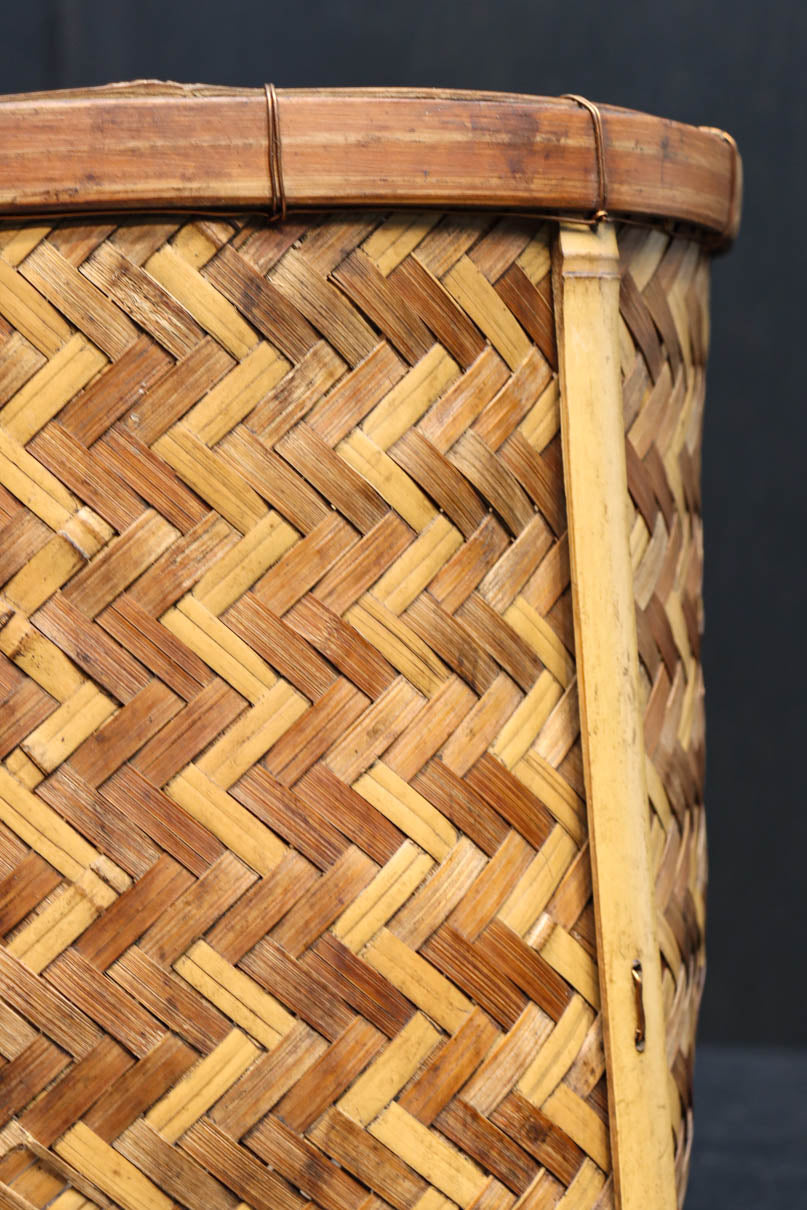 温かみある色彩に風情溢れる網代編みの丸カゴ　DC8629