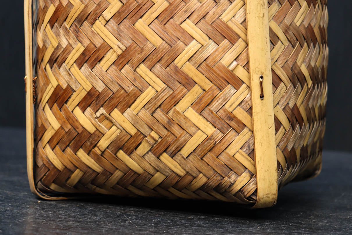 温かみある色彩に風情溢れる網代編みの丸カゴ　DC8629