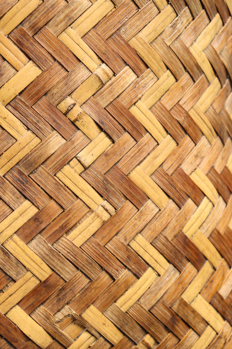 温かみある色彩に風情溢れる網代編みの丸カゴ　DC8629