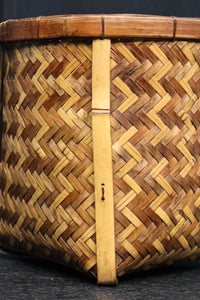 温かみある色彩に風情溢れる網代編みの丸カゴ　DC8629