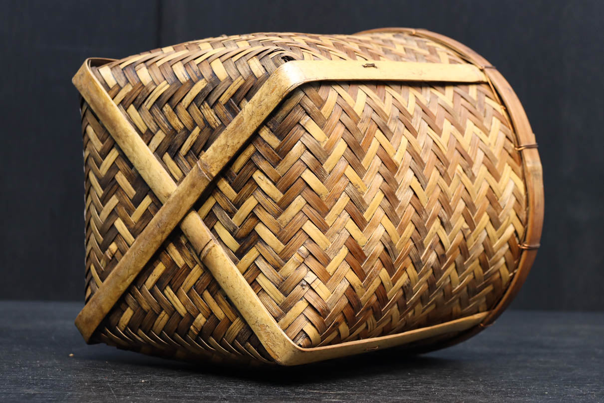 温かみある色彩に風情溢れる網代編みの丸カゴ　DC8629