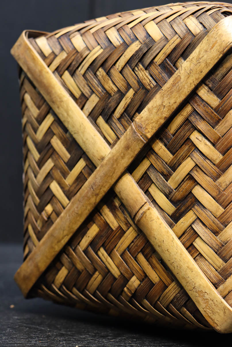 温かみある色彩に風情溢れる網代編みの丸カゴ　DC8629