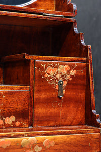 可愛らしい絵柄が上品な鏡台を兼ねた化粧箱　DC8630