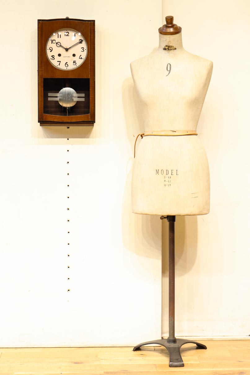 愛知時計電機製 文字やガラス装飾に手作り感のある壁掛け時計　DC8650