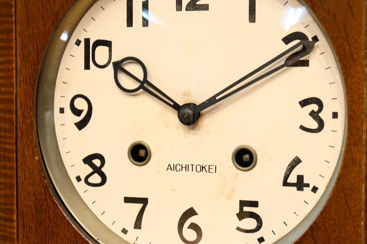 愛知時計電機製 文字やガラス装飾に手作り感のある壁掛け時計　DC8650