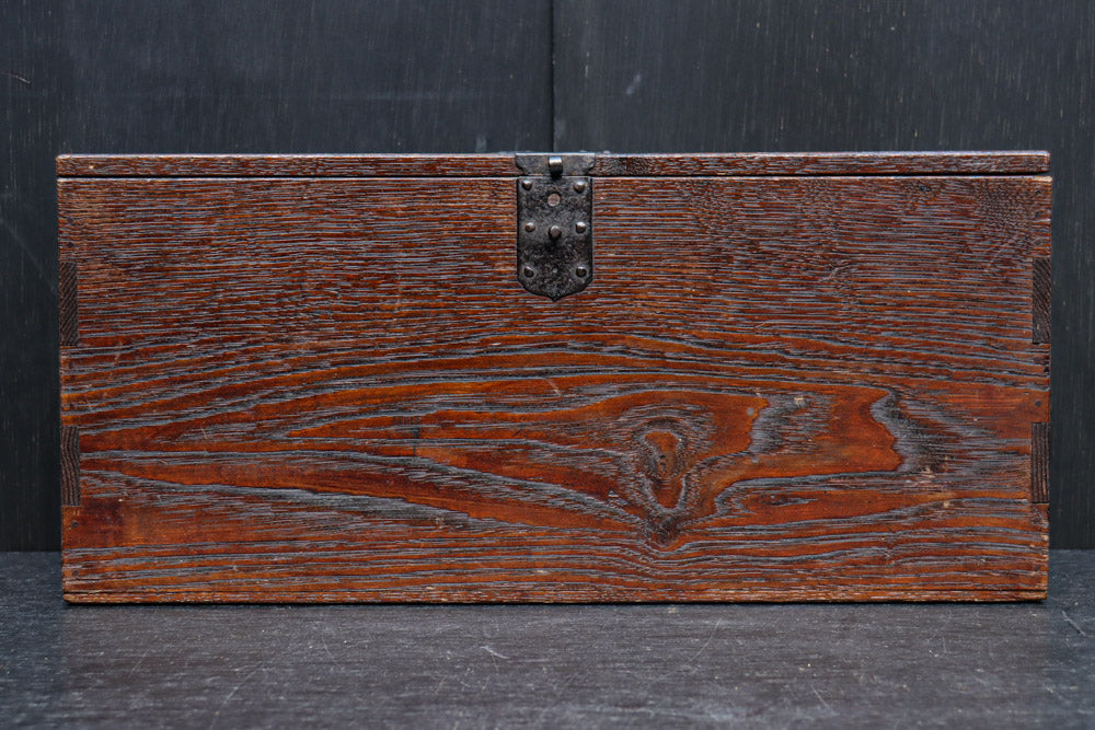 深みを増した古色の色合いから美しい杢目が浮かぶ長方形の道具箱　DC8669