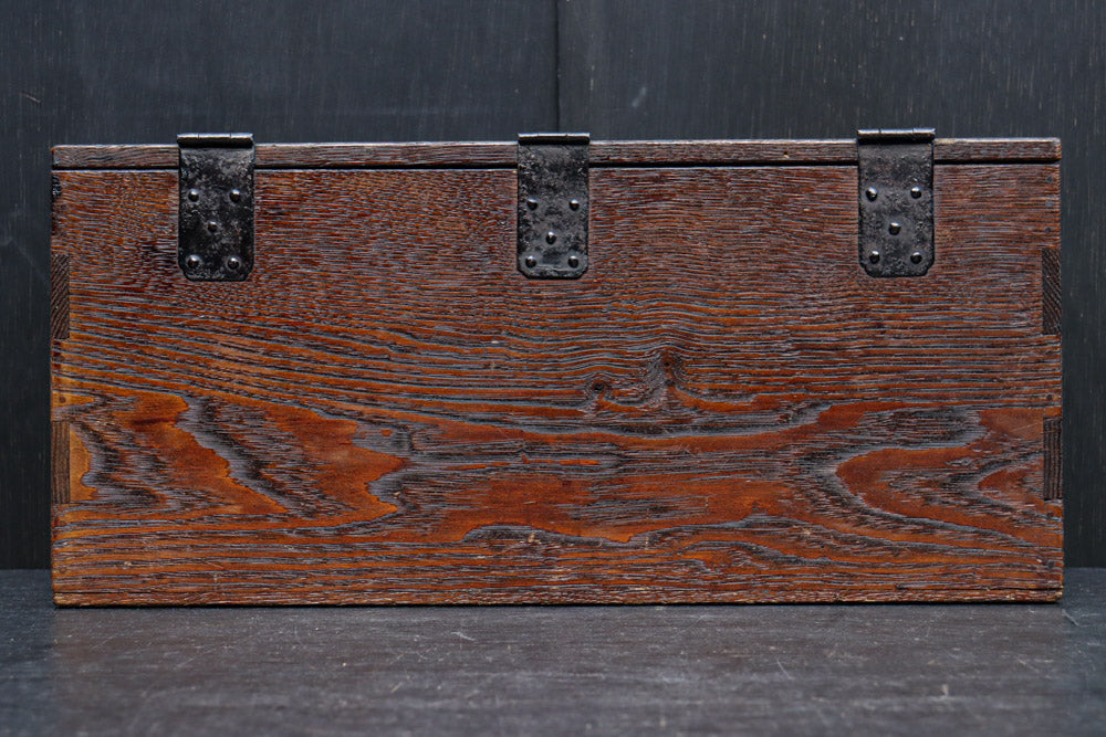 深みを増した古色の色合いから美しい杢目が浮かぶ長方形の道具箱　DC8669