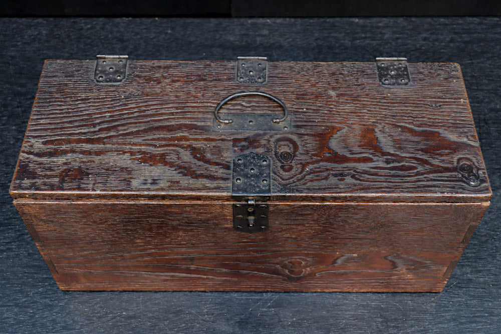 深みを増した古色の色合いから美しい杢目が浮かぶ長方形の道具箱　DC8669