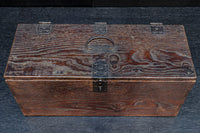 深みを増した古色の色合いから美しい杢目が浮かぶ長方形の道具箱　DC8669