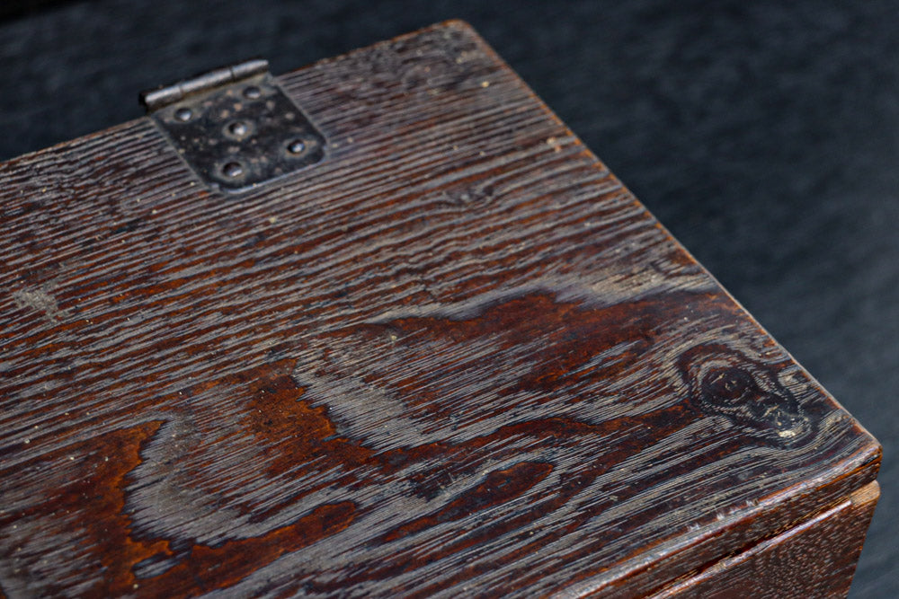 深みを増した古色の色合いから美しい杢目が浮かぶ長方形の道具箱　DC8669