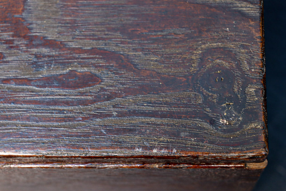 深みを増した古色の色合いから美しい杢目が浮かぶ長方形の道具箱　DC8669