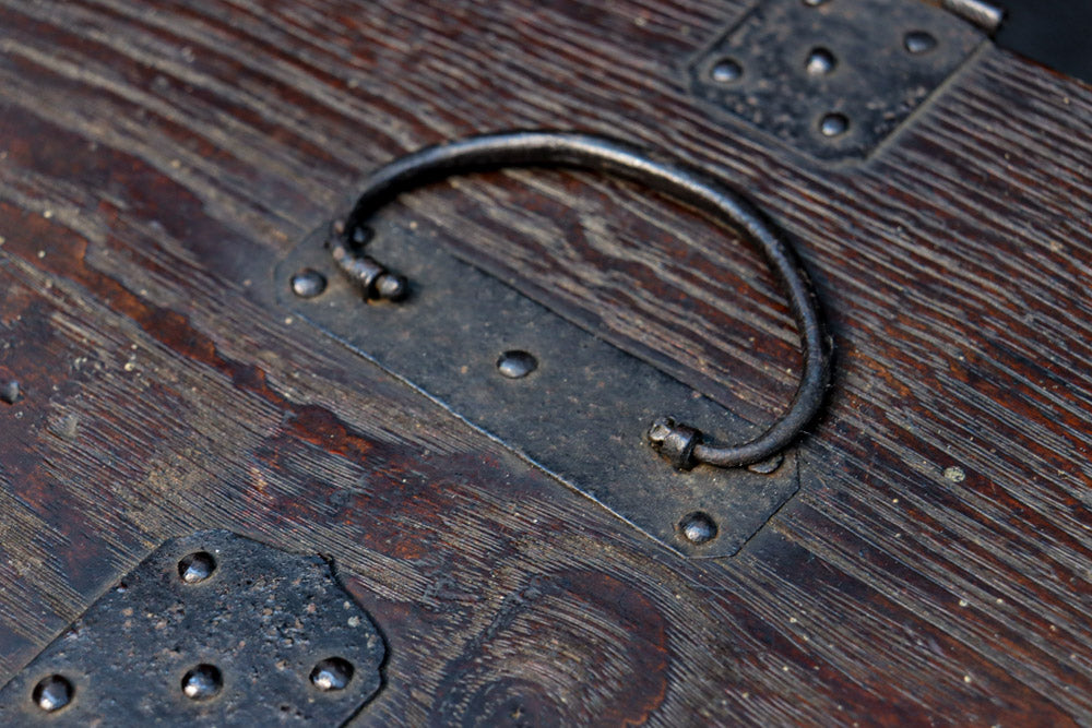 深みを増した古色の色合いから美しい杢目が浮かぶ長方形の道具箱　DC8669