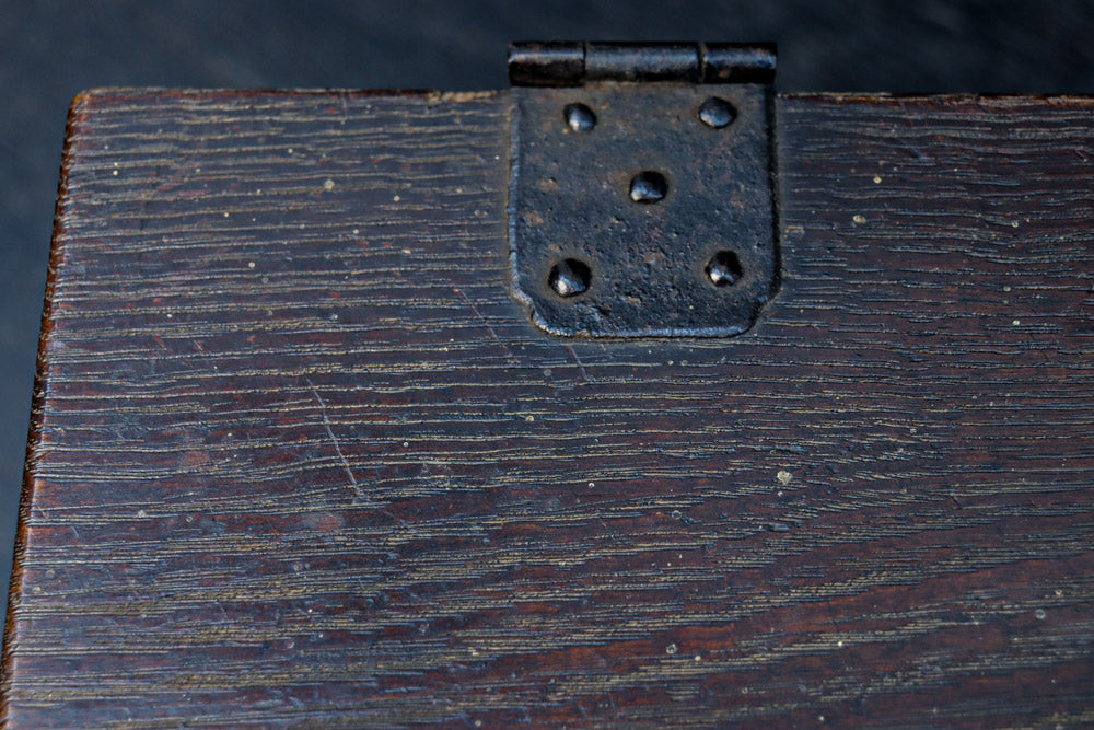 深みを増した古色の色合いから美しい杢目が浮かぶ長方形の道具箱　DC8669