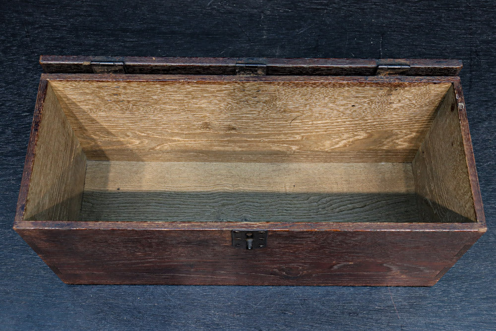 深みを増した古色の色合いから美しい杢目が浮かぶ長方形の道具箱　DC8669