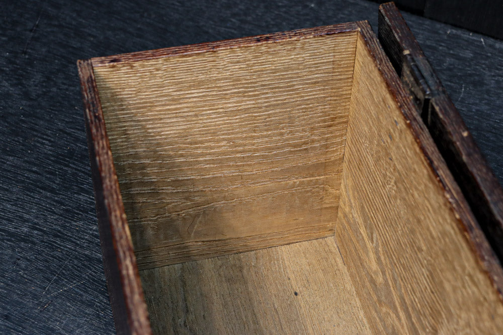 深みを増した古色の色合いから美しい杢目が浮かぶ長方形の道具箱　DC8669